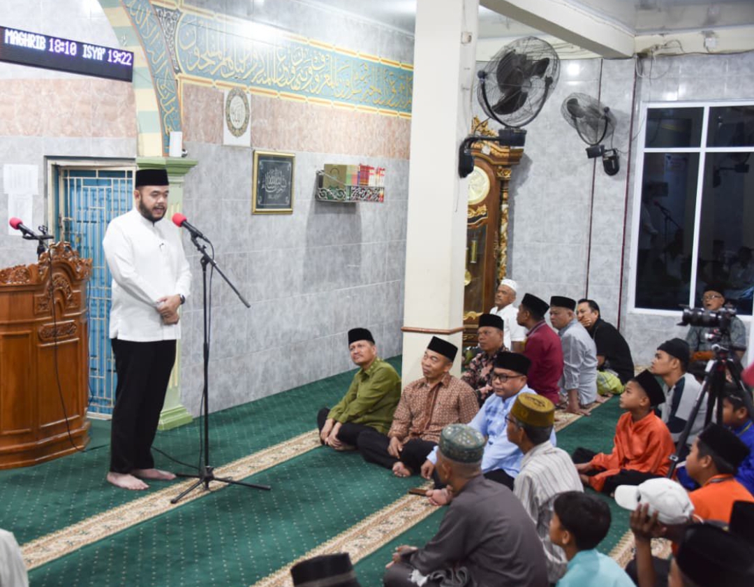 Orangtua dan anak-anak mengikuti Subuh Mubarakah di Masjid Taufiq Kayu Gadang yang dihadiri Wali Kota Fadly Amran.(Foto: Prokopim)