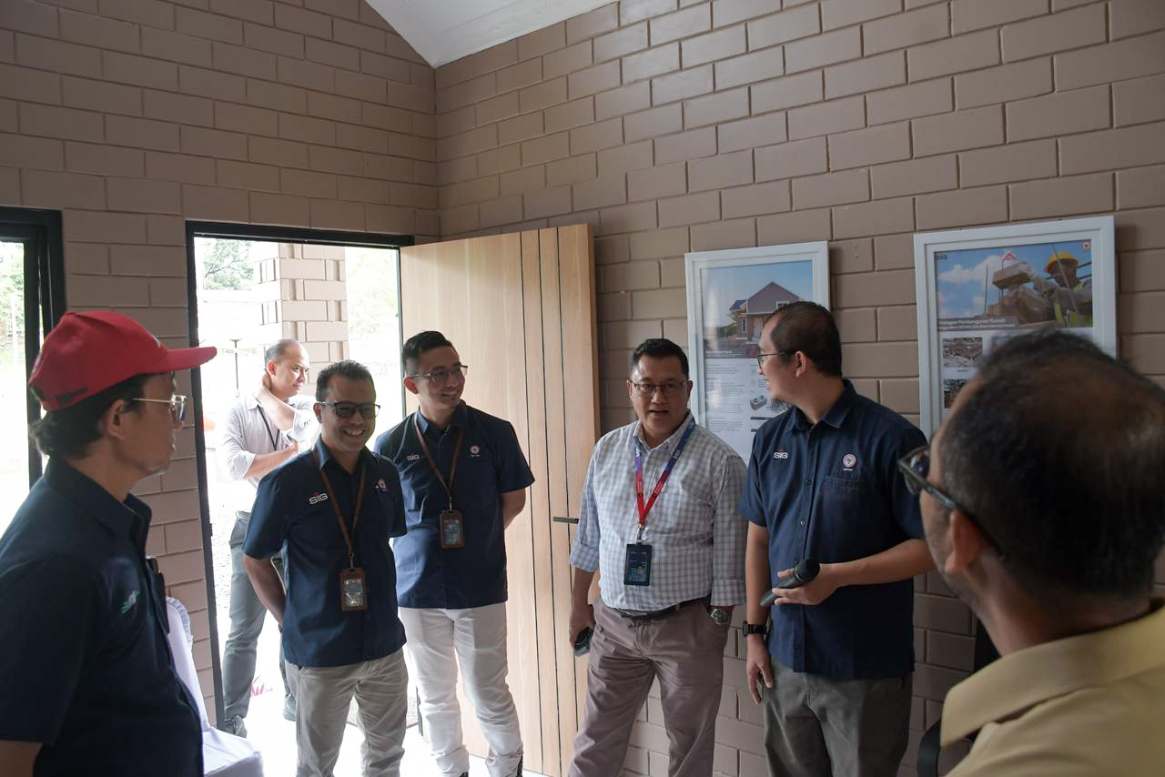 BP BUMN dan BTN meninjau rumah contoh SEPABLOCK Semen Padang, menilai efisiensi, ramah lingkungan, dan potensi penerapannya pada sektor perumahan nasional.