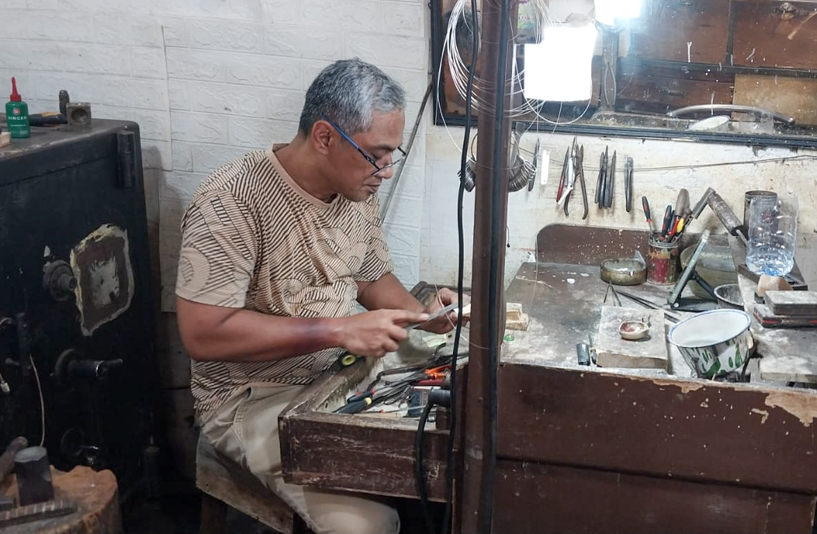 Usaha pandai emas keluarga Zainuddin bertahan sejak 1950-an di Pasar Raya Padang, tetap dipercaya pelanggan se-Sumbar meski tantangan usaha makin besar. (Foto: Mengki Kurniawan/Padeks).