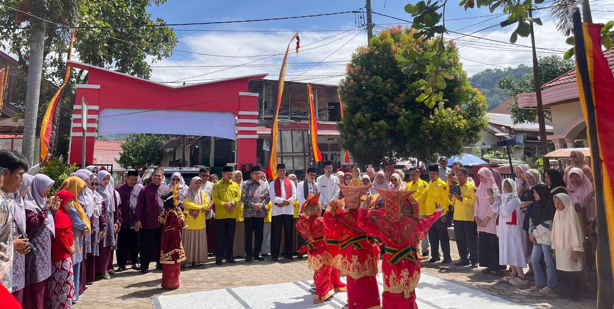 Wakil Wali Kota Padang Maigus Nasir menutup Pentas PAI ke-3 Kecamatan Kuranji di SDN 48 Kota Padang, Jumat (14/11/2025).