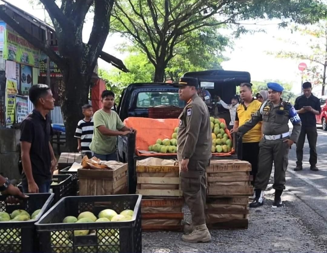 Satpol PP Padang tertibkan belasan lapak PKL di Jalur By Pass. Penindakan dilakukan setelah imbauan berulang tak diindahkan pedagang.