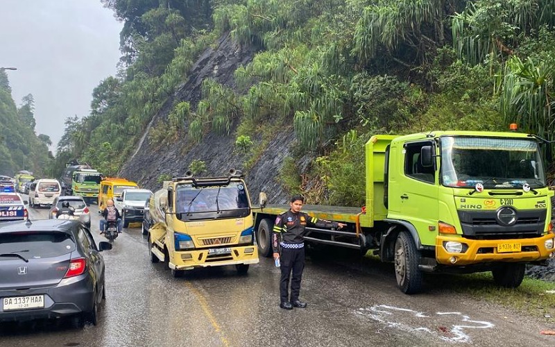 Polisi saat melakukan olah TKP lakalantas di Jalan Solok-Padang, Sabtu (15/11/2025). (Foto: Satlantas Polres Solok)