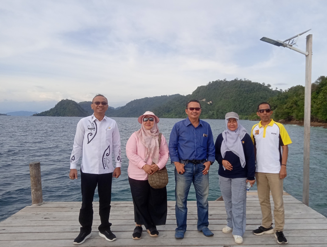 Sekkab Pesisir Selatan, Evafauza Yuliasman, meninjau pengembangan Pulau Pamutusan di Kawasan Wisata Mandeh, Jumat (14/11/2025).(Foto: Yon/Padek)