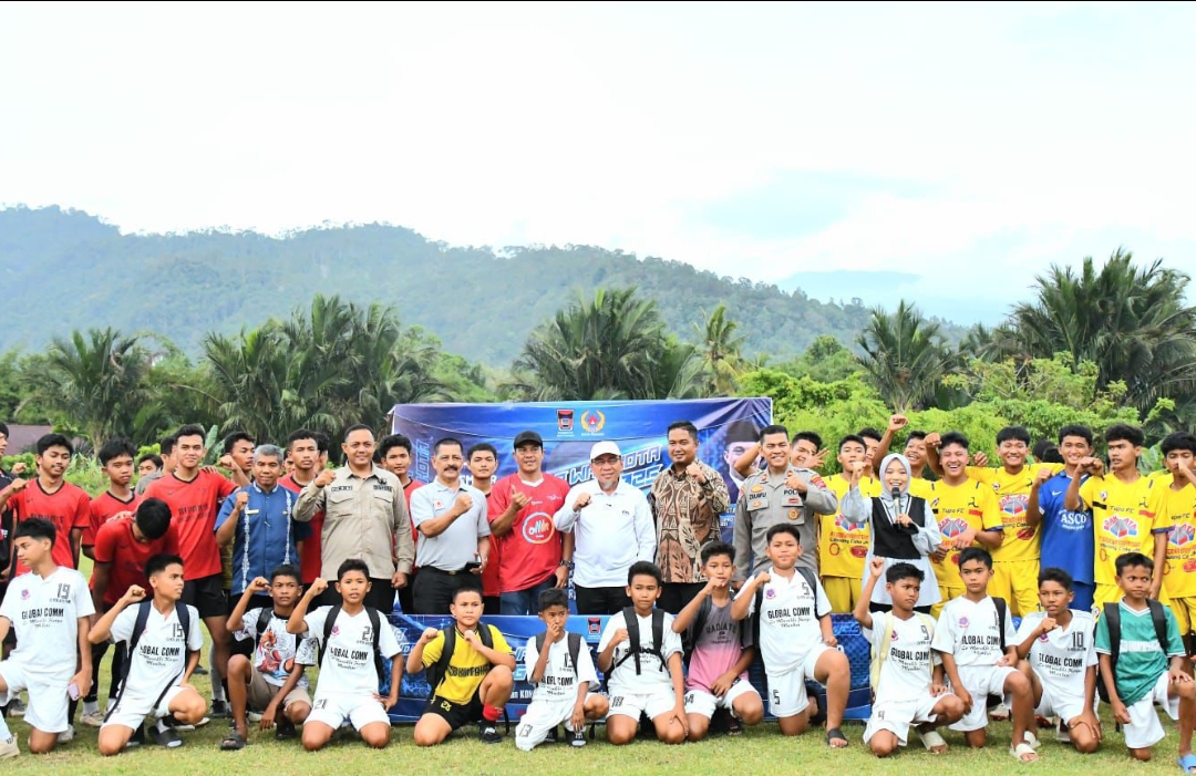 Wakil Wali Kota Padang Maigus Nasir bersama peserta dan panitia Turnamen Piala Wali Kota Padang U-17 2025 di Lapangan Kompak FC, Batipuh Panjang.(Foto: Prokopim)