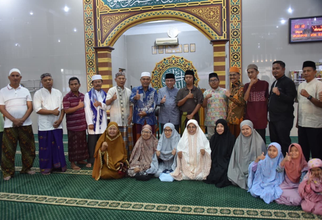Wawako Padang Maigus Nasir berbincang bersama jamaah seusai kegiatan Subuh Mubarakah di Masjid Ikhwatun, Parupuk Tabing, Kecamatan Koto Tangah.(Foto: Prokopim)