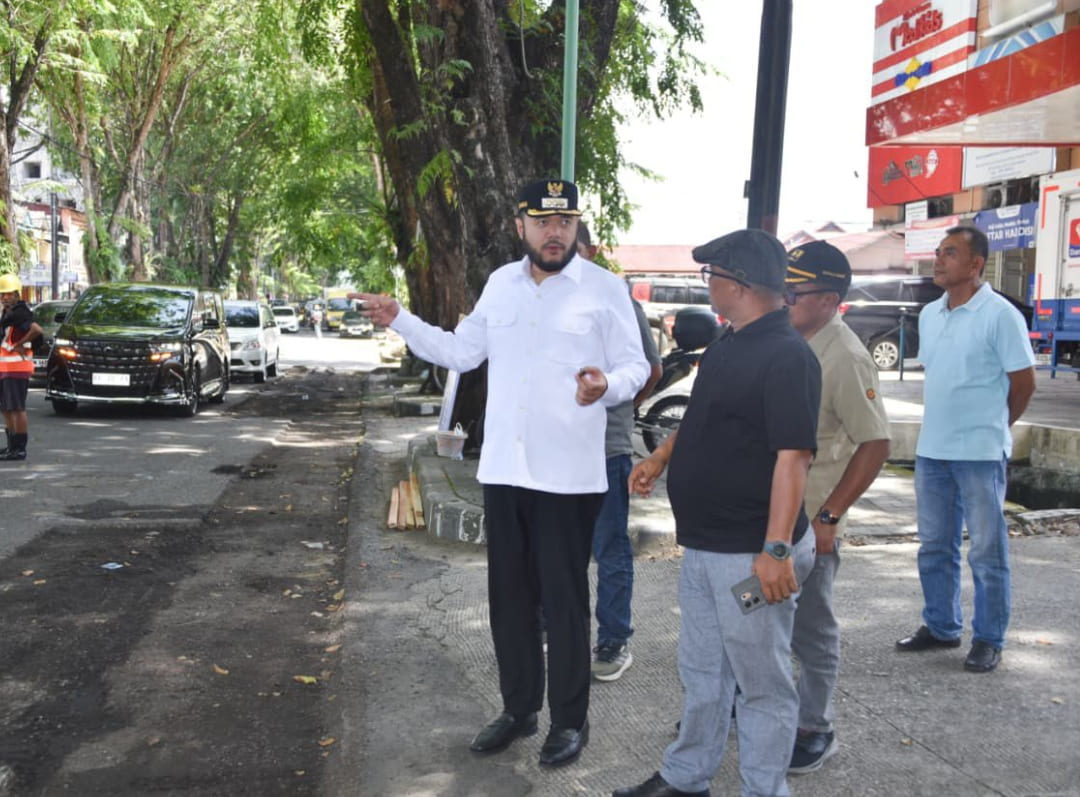 Wali Kota Padang Fadly Amran meninjau overlay Jalan Mangunsarkoro pertama dalam 10 tahun.(Foto: Prokopim)