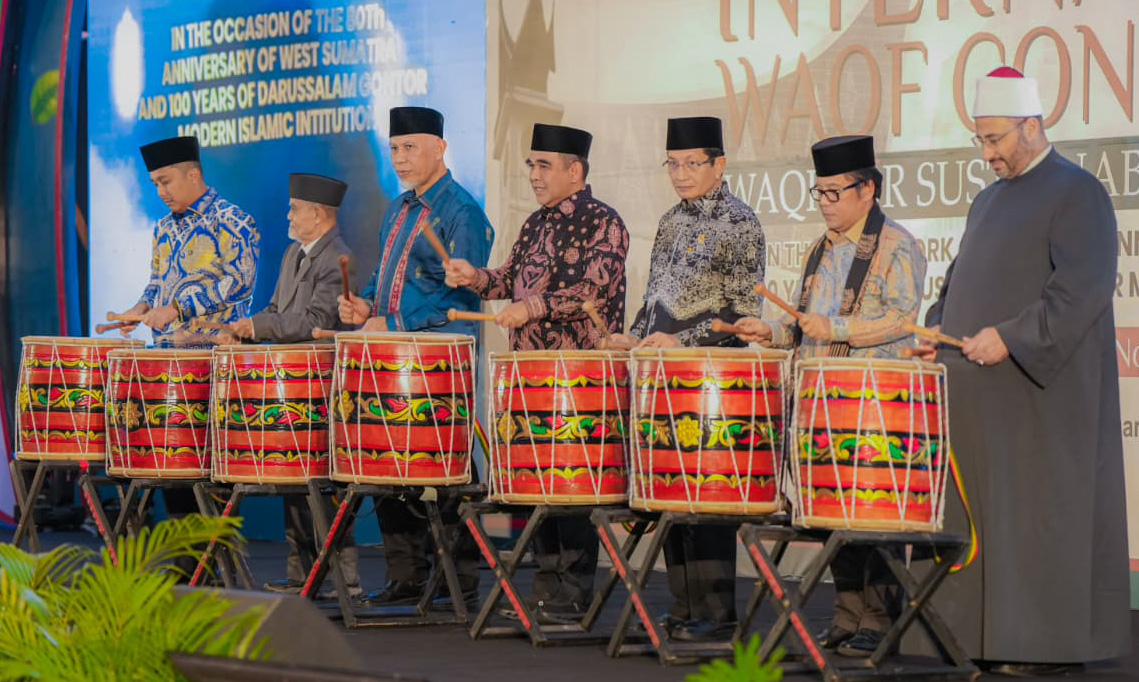 Pembukaan Konferensi Wakaf Internasional 2025 di Padang. Forum global ini bahas penguatan wakaf produktif untuk pendidikan, ekonomi, dan sosial.