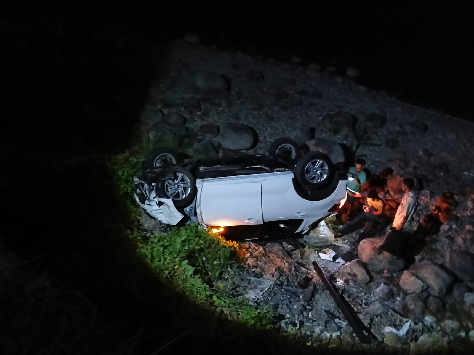 Minibus Toyota Raize terpental ke pinggir Danau Singkarak usai bertabrakan dengan truk mixer di Tanahdatar. Dua orang luka-luka.