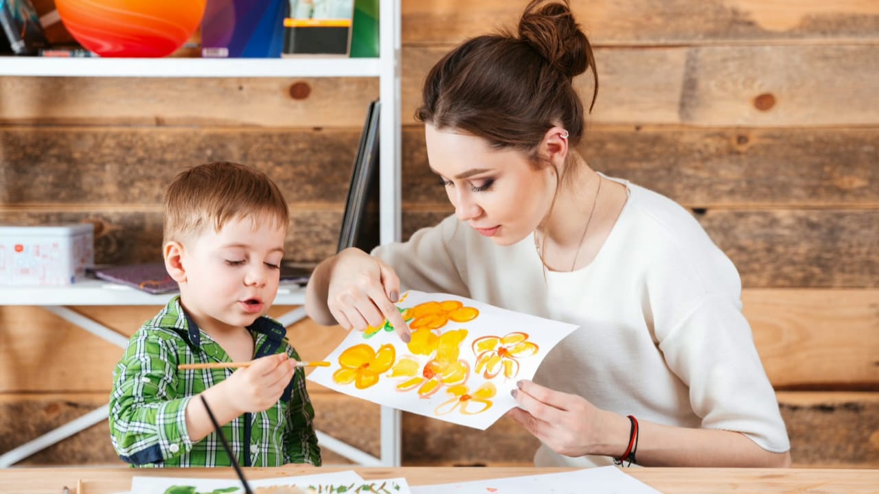 Gaya parenting dinilai selaras dengan karakter zodiak. Penjelasan ini memberikan gambaran bagaimana sifat alami memengaruhi pola asuh. (Canva.com/Dean Drobot)