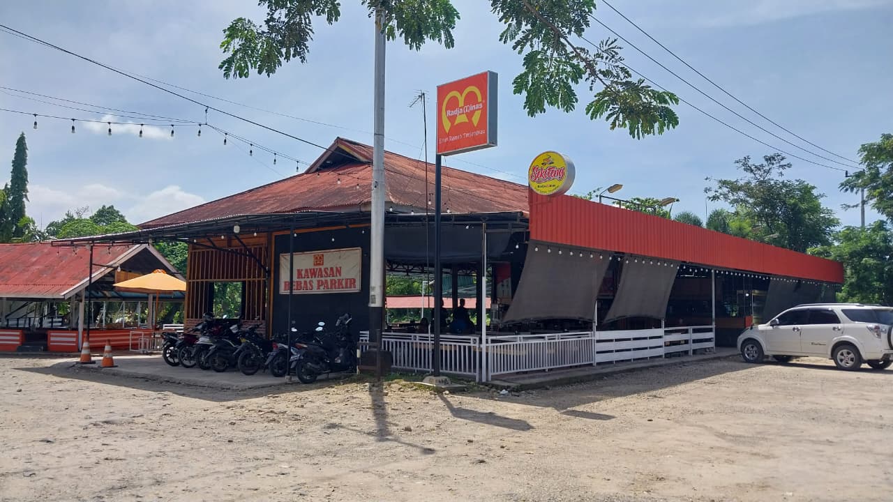 Raja Minas Jl Baypass KM 10 Kalumbuk Kuranji hadir sebagai destinasi kuliner keluarga dengan kolam pancing, fasilitas lengkap, dan cerita perjuangan menjaga operasional. (Ft: Mengki Kurniawan/Padeks)