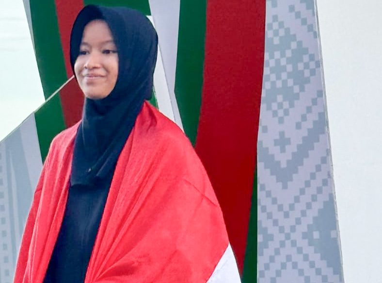 Allyne Imanda Suci, atlet asal SMA 4 Sumbar persembahkan medali perak untuk Indonesia pada ajang SEA Youth Athletics Championships 2025, Sabtu (15/11/2025). (Foto istimewa)