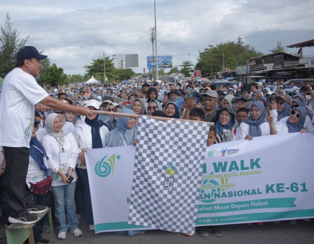 Wakil Wali Kota Padang Maigus Nasir membuka Gebyar HKN ke-61 di Pantai Purus, Minggu (16/11/2025).(Foto: Prokopim)