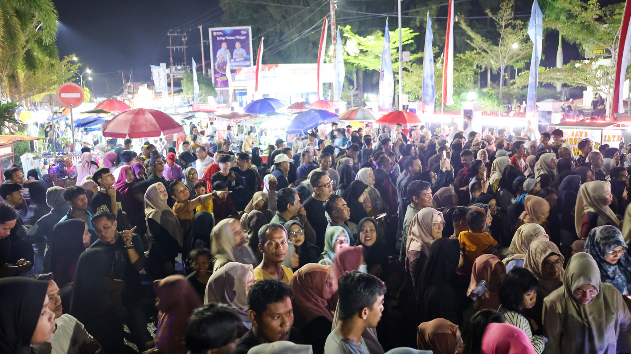 Bermalam Mingguan di Balaikota (BM Balkot) dihadiri ribuan warga dan dikemas dengan festival kuliner, seni, dan budaya, Sabtu malam (15/11/2025).