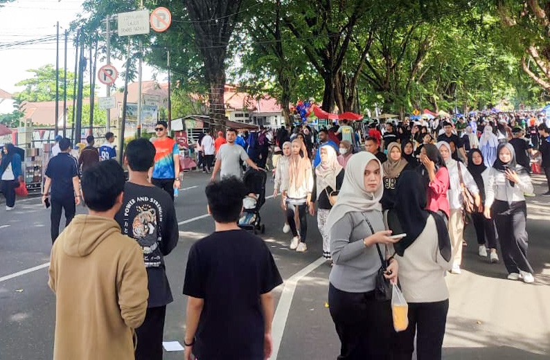 Car Free Day Padang dipadati warga untuk olahraga, Minggu (16/11/2025). Warga berharap fasilitas kebersihan ditambah demi kenyamanan. (Foto: Riyadhatul Khalbi/Padeks)