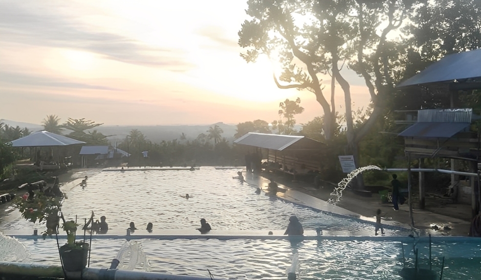 Pemandian Al-Ghij Puncak Lalang tawarkan air alami dan panorama Kota Padang. Dikelola warga sejak 2019 dan kini jadi destinasi wisata favorit. (Foto: M Reza BP/Padeks)