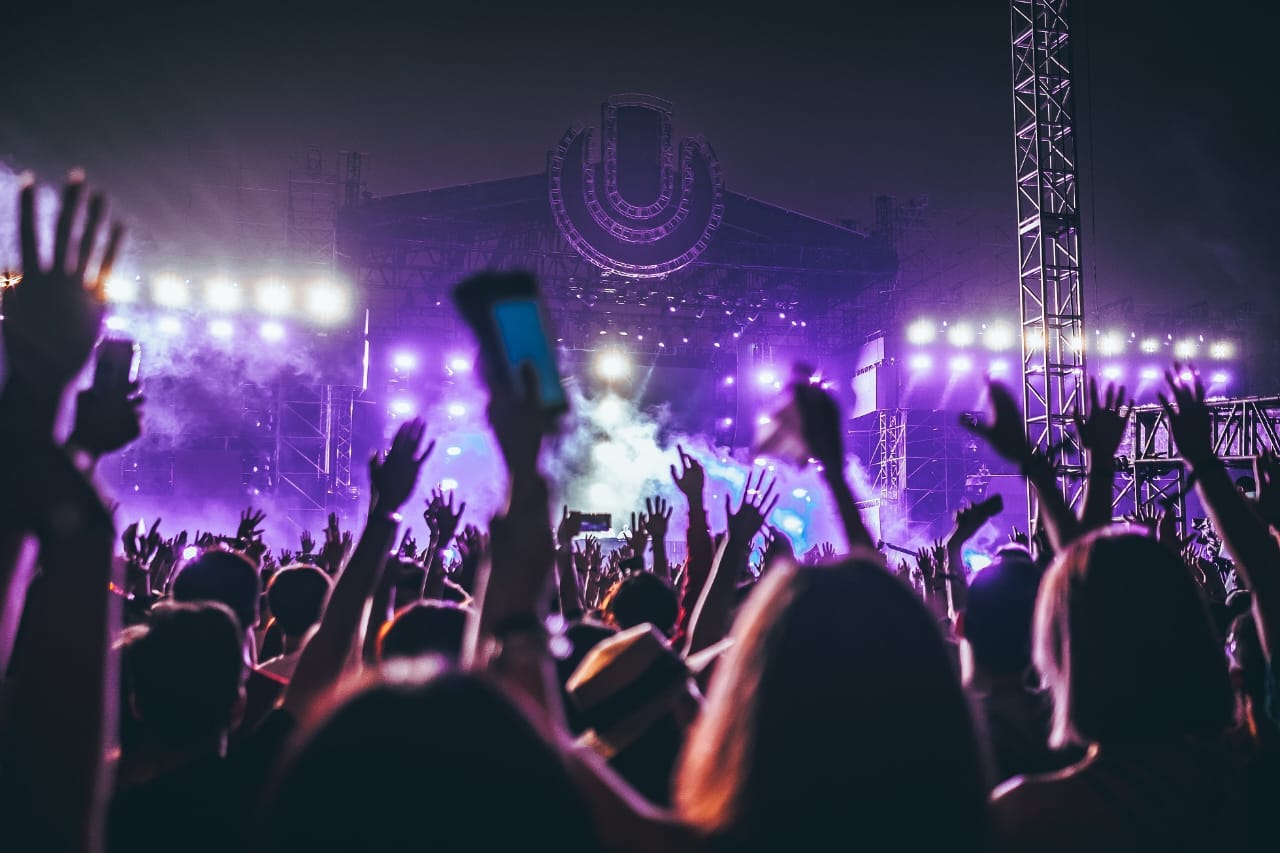 Industri musik global 2025 berubah signifikan, ditandai dominasi AI, rekor konser stadion, dan meningkatnya kolaborasi serta genre baru. (foto: MuSigPro)