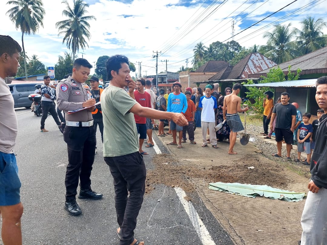 Kecelakaan beruntun di Jalan Umum Lubukalung&ndash;Pariaman, Padangpariaman, Minggu (16/11/2025) pukul 08.25 WIB, menewaskan seorang pelajar berusia 16 tahun.
