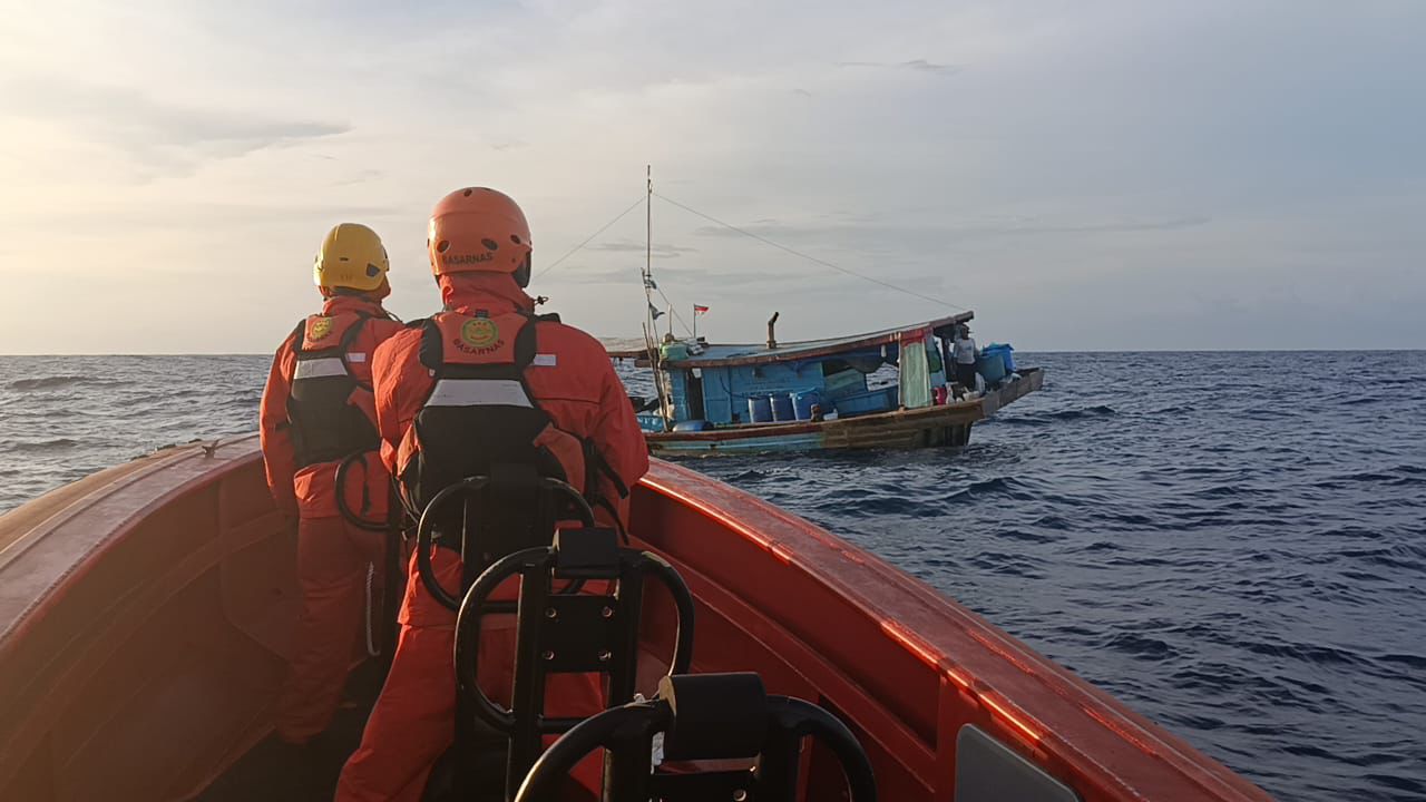 Basarnas Mentawai berhasil mengevakuasi 5 awak Kapal Nelayan Rezeki Sentosa 8 yang mengalami patah as di perairan Sipora&ndash;Pagai Utara, Mentawai, Minggu (16/11/2025). (Foto: Basarnas Mentawai)