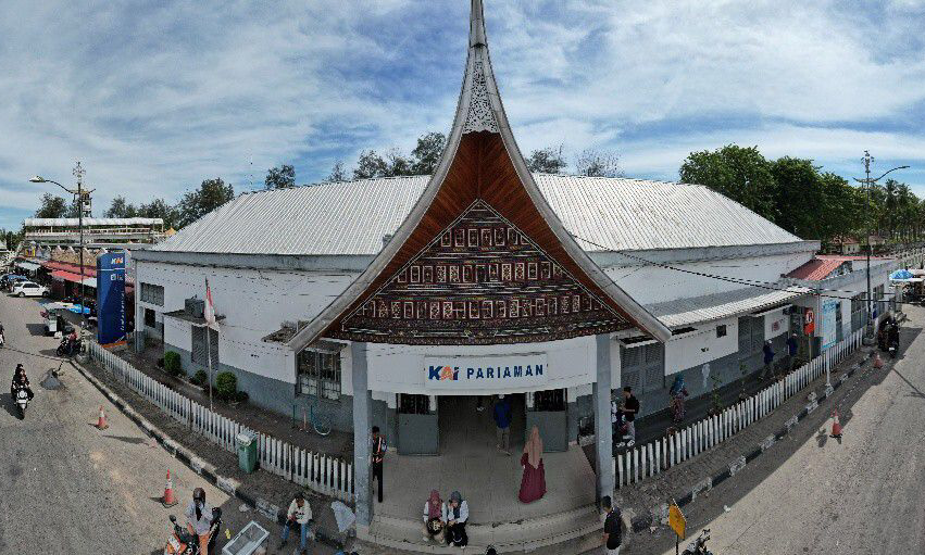 Stasiun Pariaman kian diminati sebagai ikon wisata dan transportasi pesisir. Arsitektur kolonial, lokasi tepi pantai, dan layanan kereta harian jadi daya tarik utama.