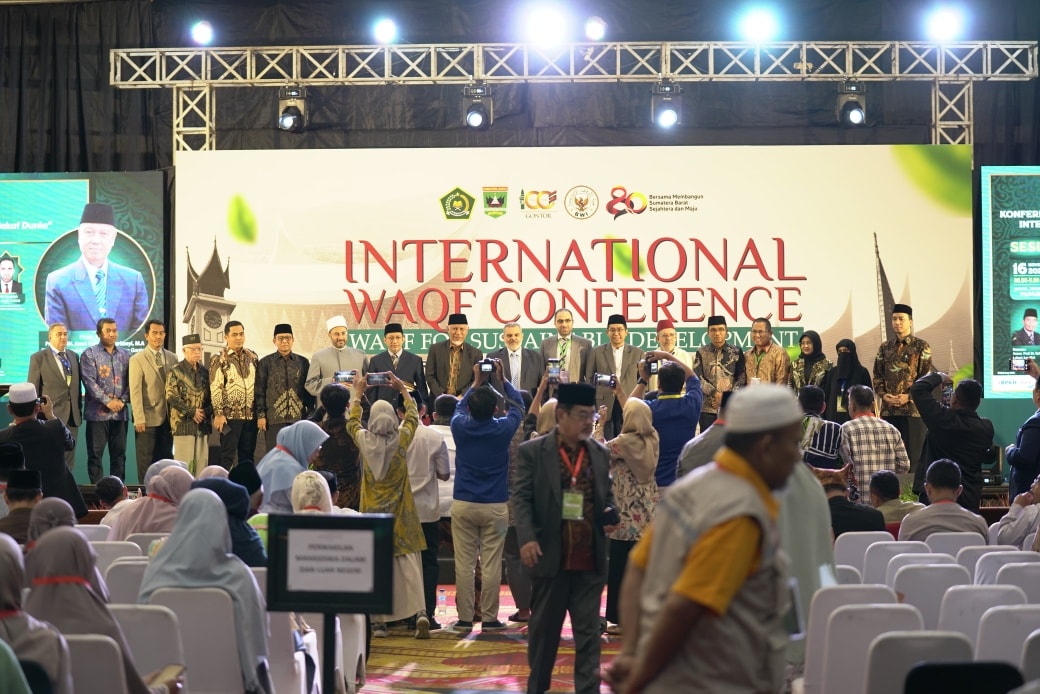 Gubernur Sumbar Mahyeldi foto bersama usai memaparkan proyek wakaf ratusan miliar dan tiga pilar penguatan ekosistem wakaf pada Konferensi Wakaf Internasional, Minggu (16/11/2025). (Riyadhatul/Padeks)