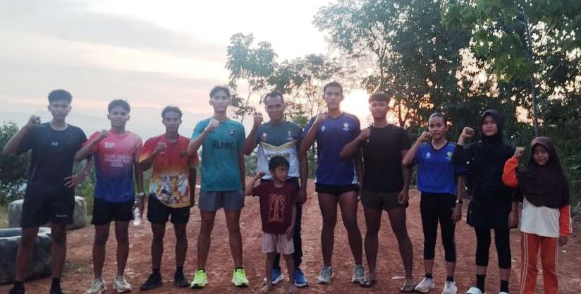 UTAMAKAN KARAKTER: Jhoni Andesta bersama para atlet didikannya di Al-Ghij Atlhetics Club, Pasalalang, Kuranji, Kota Padang, Jumat (14/11).