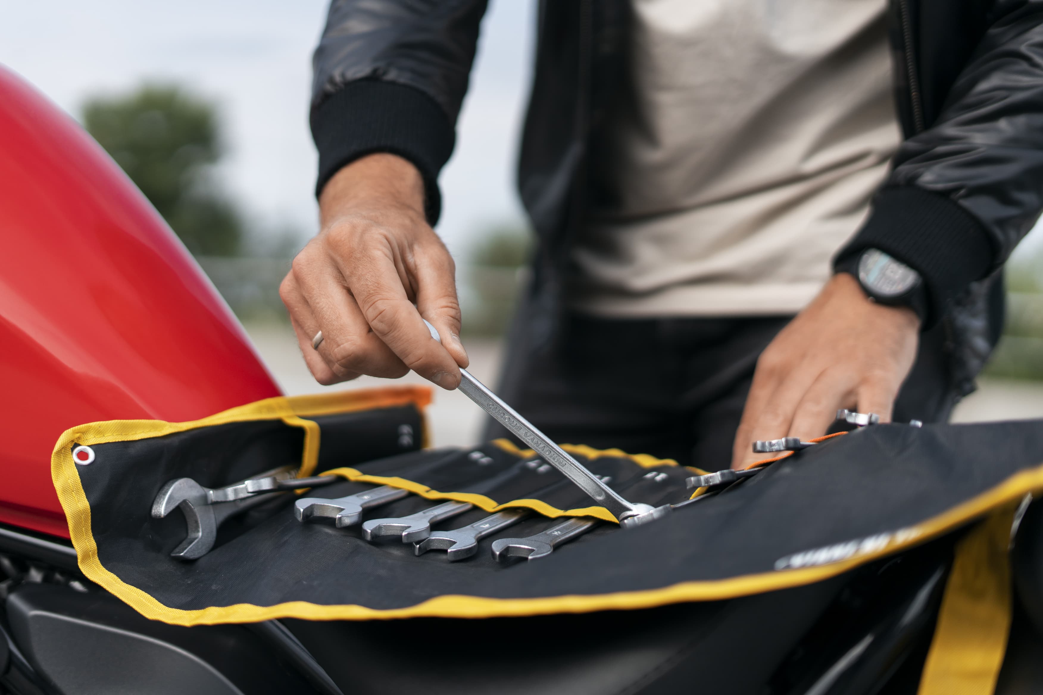Baznas Padang buka layanan servis dan ganti oli gratis untuk 200 motor Ojol pada 24&ndash;28 November 2025. Pendaftaran dibuka 17&ndash;21 November. (Freepik)