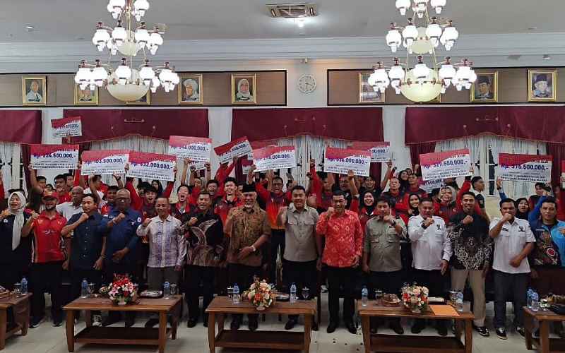 Pemprov Sumbar menyalurkan bonus Rp9,01 miliar kepada 266 atlet dan pelatih berprestasi sebagai dukungan pembinaan menuju Porprov 2026.