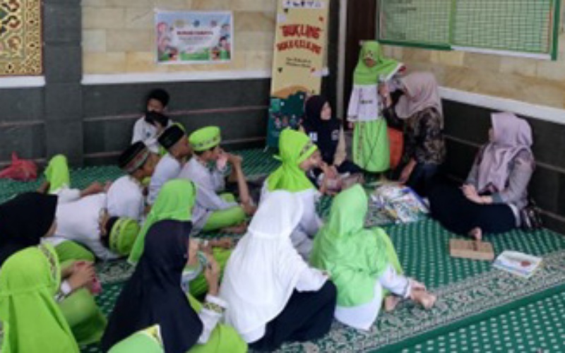 Rumah Cahaya di Padang menjadi ruang baca anak yang menumbuhkan minat literasi melalui buku cerita, dongeng, komik, dan kisah teladan inspiratif.