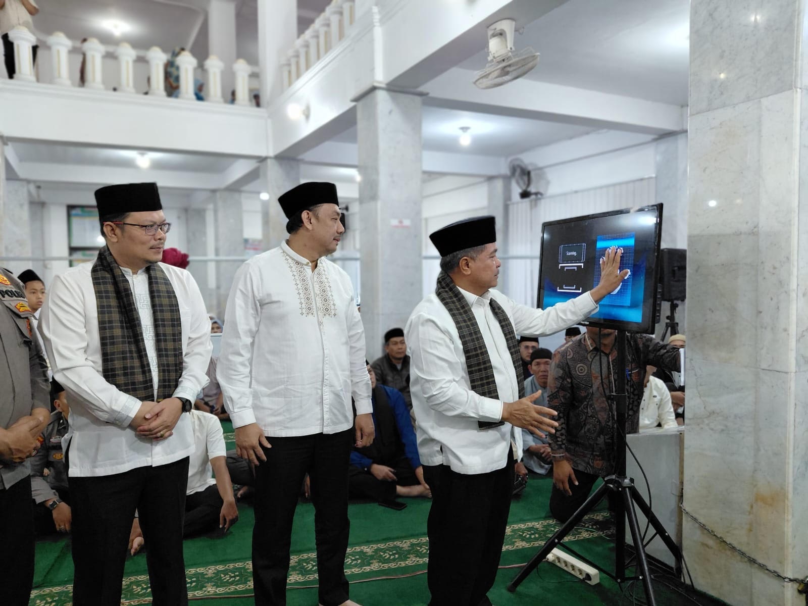 PROGRAM: Bupati Agam Benni Warlis didampingi Wabup Muhammad Iqbal saat peluncuran program Nagari Creative Hub Berbasis Masjid dan Sholat Champion 2025, di Masjid Nurul Huda Tanjungalam, Biarogadang.