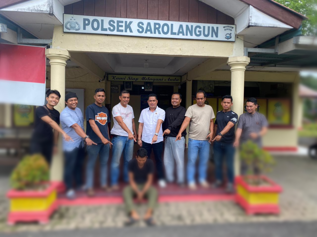 PELARIAN BERAKHIR: Tim Gagak Hitam Satreskrim Polres Padangpariaman bersama Unit Reskrim Polsek Batanganai saat mengamankan HA.