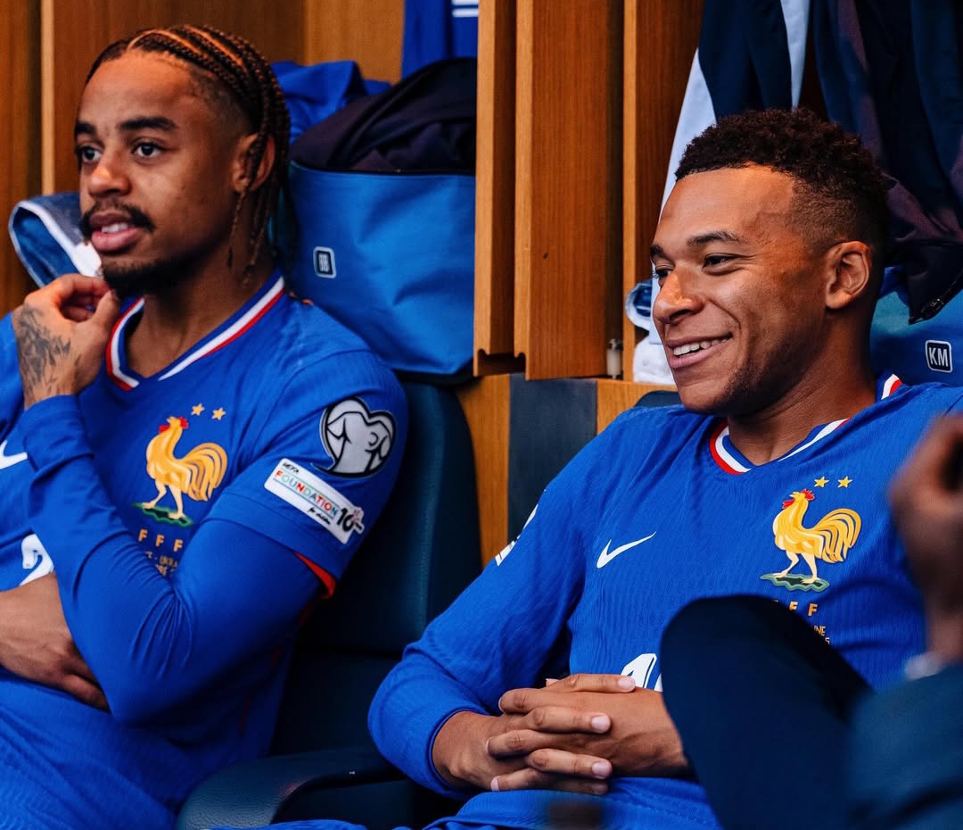 Kylian Mbappe (kanan) absen membela Prancis pada laga pamungkas kualifikasi Piala Dunia 2026 akibat pembengkakan pergelangan kaki.(Foto: Dok.  IG @equipedefrance)
