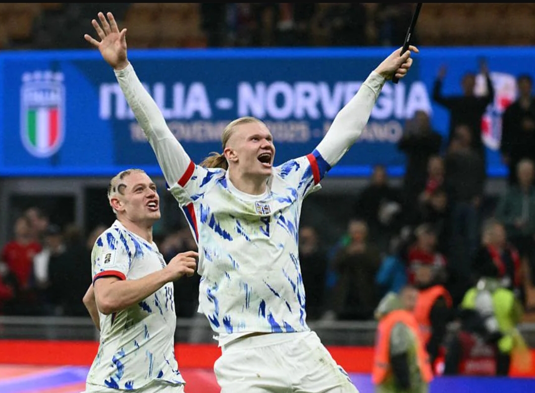 Erling Haaland merayakan golnya ke gawang Italia, membawa Norwegia pastikan tiket Piala Dunia 2026.(Foto: FIFA.com)