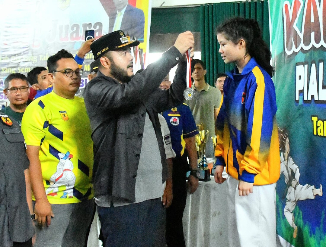 Wali Kota Padang Fadly Amran mengalungkan medali kepada juara Karate Open Piala Wali Kota Padang 2025 di GOR UNP.(Foto: Prokopim)