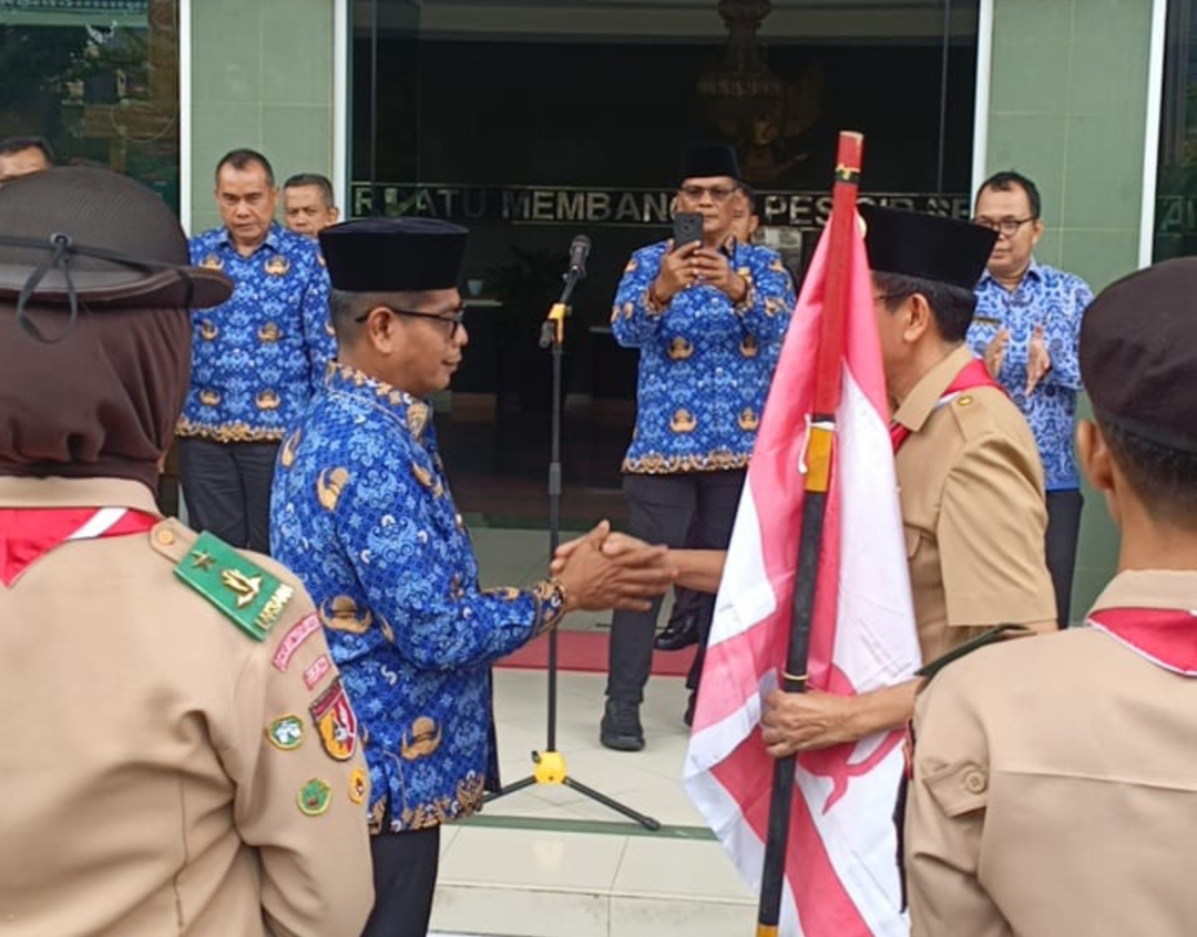 Wakil Bupati Pesisir Selatan Risnaldi Ibrahim melepas 30 anggota Pramuka Pessel ke Raimuna Daerah VII Sumbar di Bumi Perkemahan Bumi Gadang, Padang.(Foto: Prokopim)