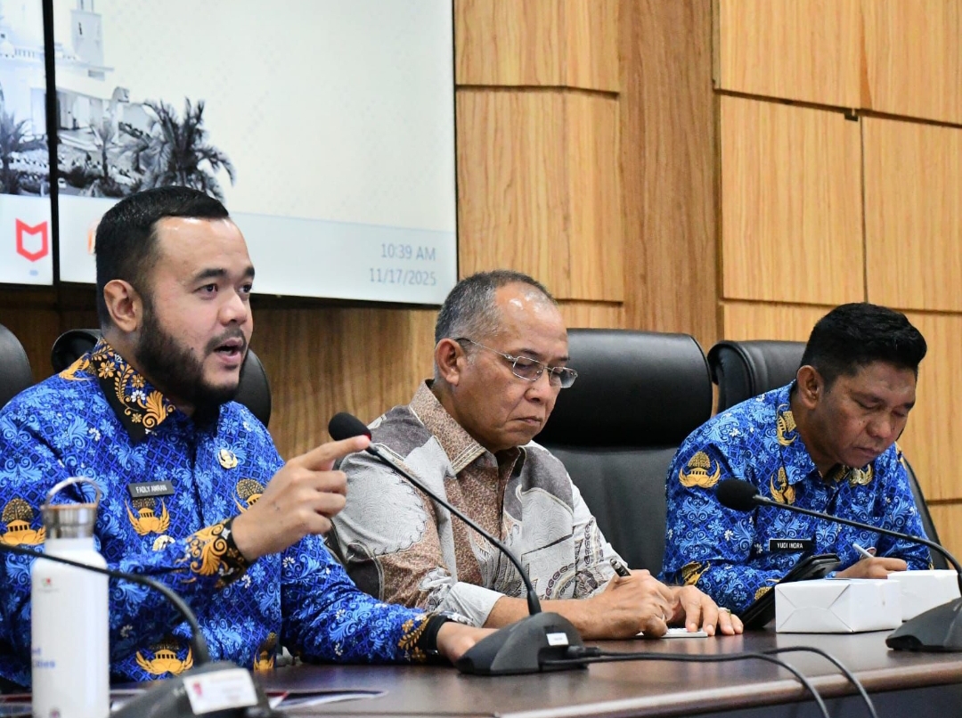 Wali Kota Padang Fadly Amran memimpin rapat finalisasi rencana revitalisasi Kawasan Kota Tua di Balai Kota Aie Pacah.(Foto: Prokopim)
