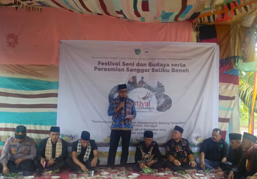 Wabup Risnaldi menutup Festival Seni Budaya Lumpo dan meresmikan Sanggar Salibu Boneh di Limau Gadang, IV Jurai.(Foto: Prokopim)