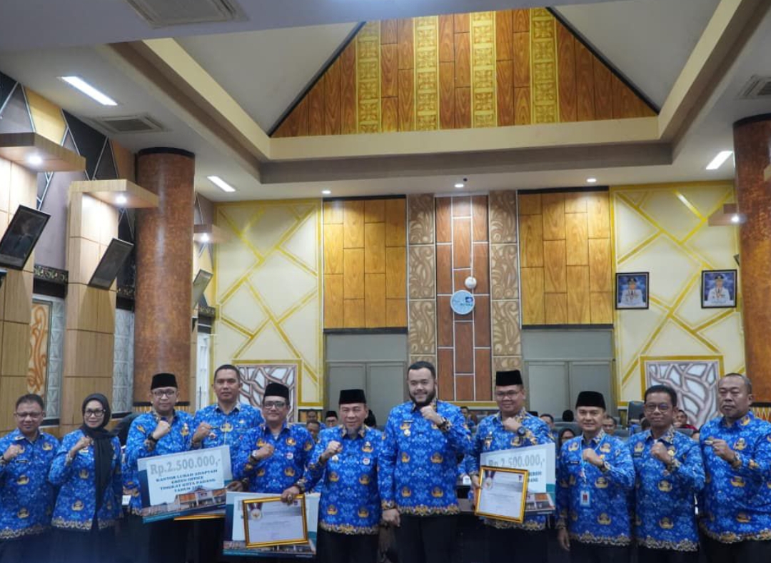 Wali Kota Padang Fadly Amran menyerahkan Penghargaan Kelurahan Terbaik Kategori Adaptasi Green Office usai Rapat Bulanan Pemko Padang di Balai Kota Aia Pacah, Senin (17/11/2025).(Foto: Prokopim)