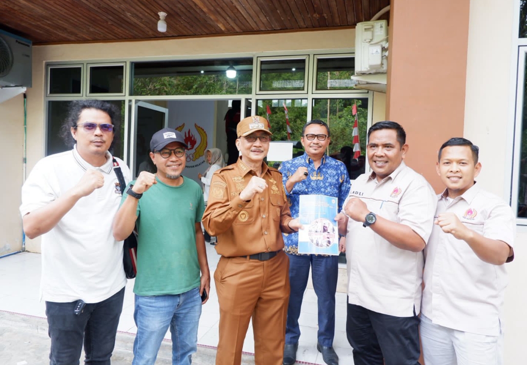 Bupati Pessel Hendrajoni bersama Ketua Umum KONI Pessel, M Adli, pada Senin (17/11/2025).(Foto: Prokopim)