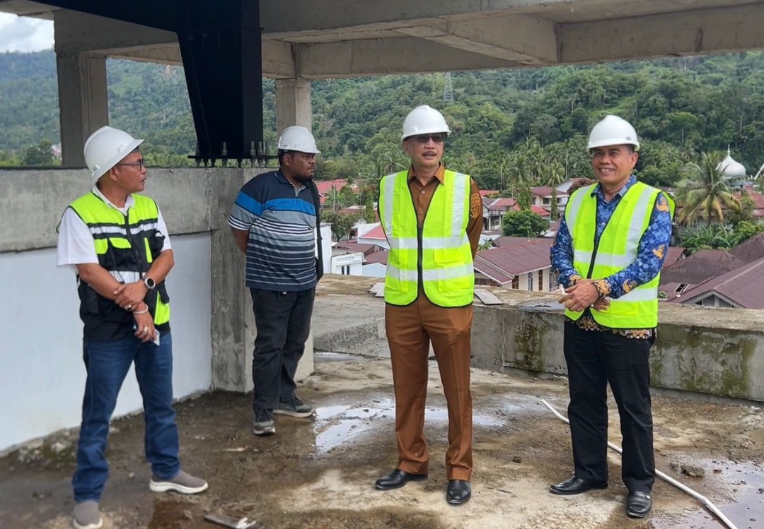 Bupati Hendrajoni meninjau lokasi Pasar Inpres Painan yang terbengkalai sebelum pembangunan dimulai kembali Desember 2025.(Foto: Prokopim)