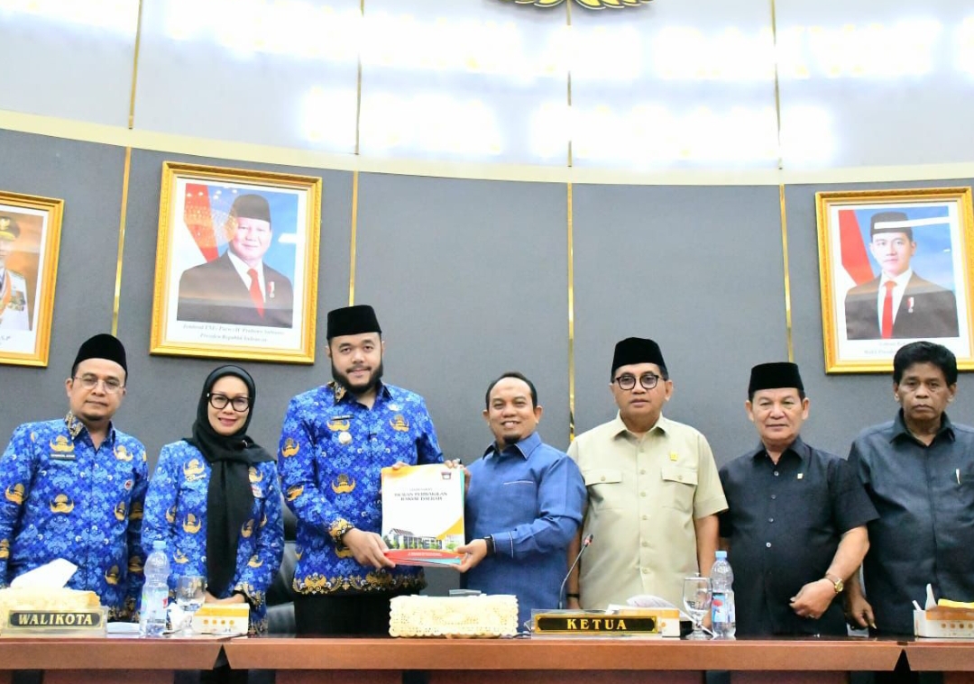 Fadly Amran dan pimpinan DPRD Padang menyampaikan persetujuan dua Ranperda yang memperkuat tata kelola dan struktur organisasi pemerintah daerah.(Foto: Prokopim)
