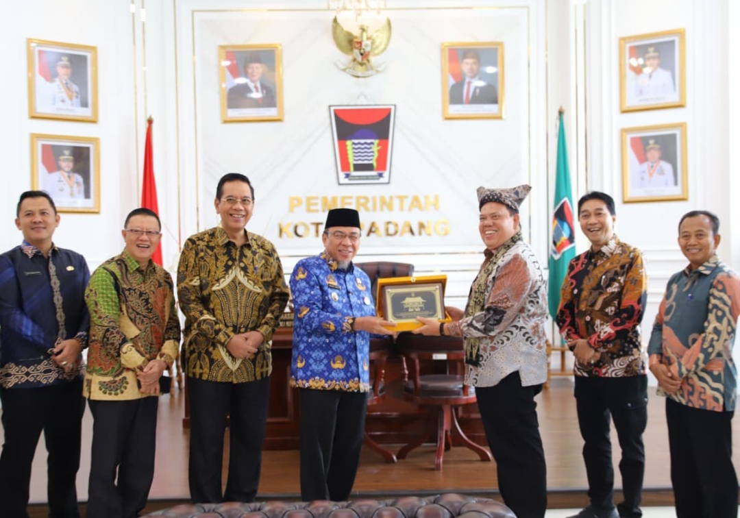 Wakil Wali Kota Padang Maigus Nasir menerima kunjungan Pemkab Lampung Timur dalam studi tiru pengelolaan layanan darurat 112 di Balai Kota Padang.(Foto: Prokopim)