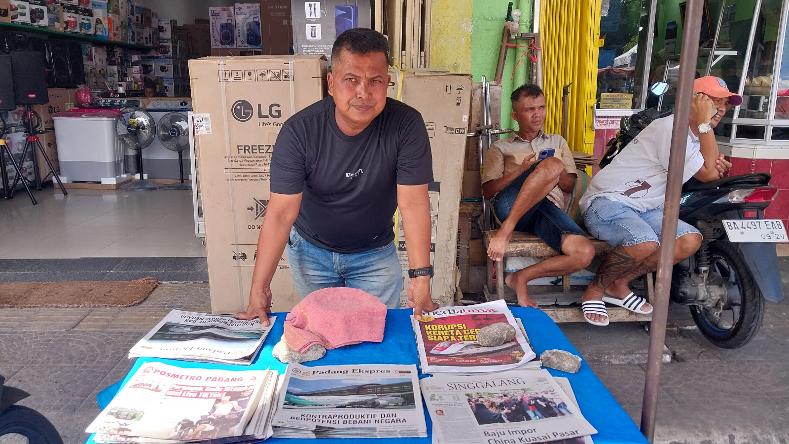 Sardian Sastra, penjual koran di Pasar Raya Padang, sedang menunggu pembeli di lapaknya, kemarin.