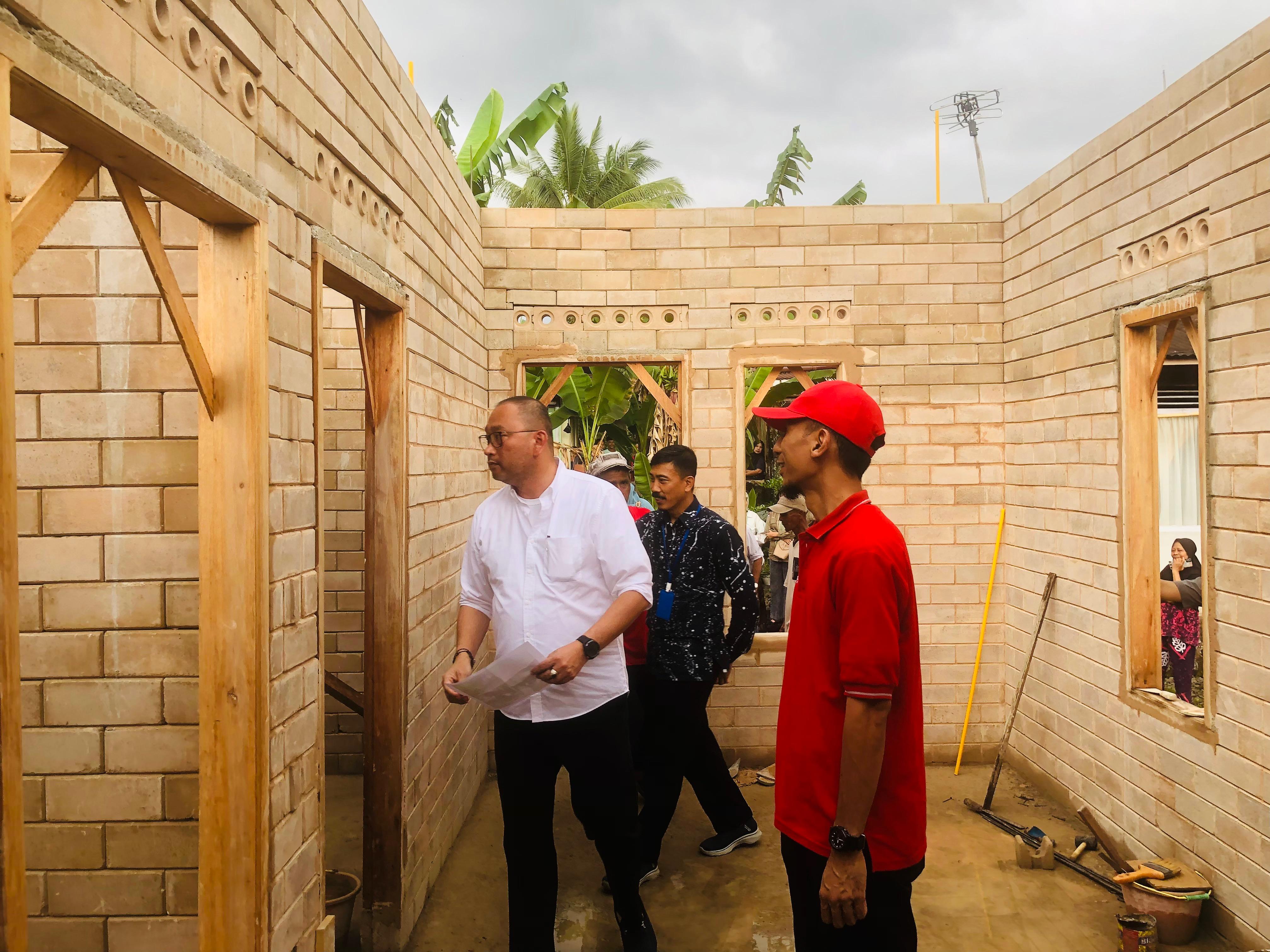 PT Semen Padang bangun 11 unit Rumah Sejahtera Terpadu 2025 dengan teknologi SEPABLOCK untuk percepat pembangunan dan dukung pengentasan kemiskinan.