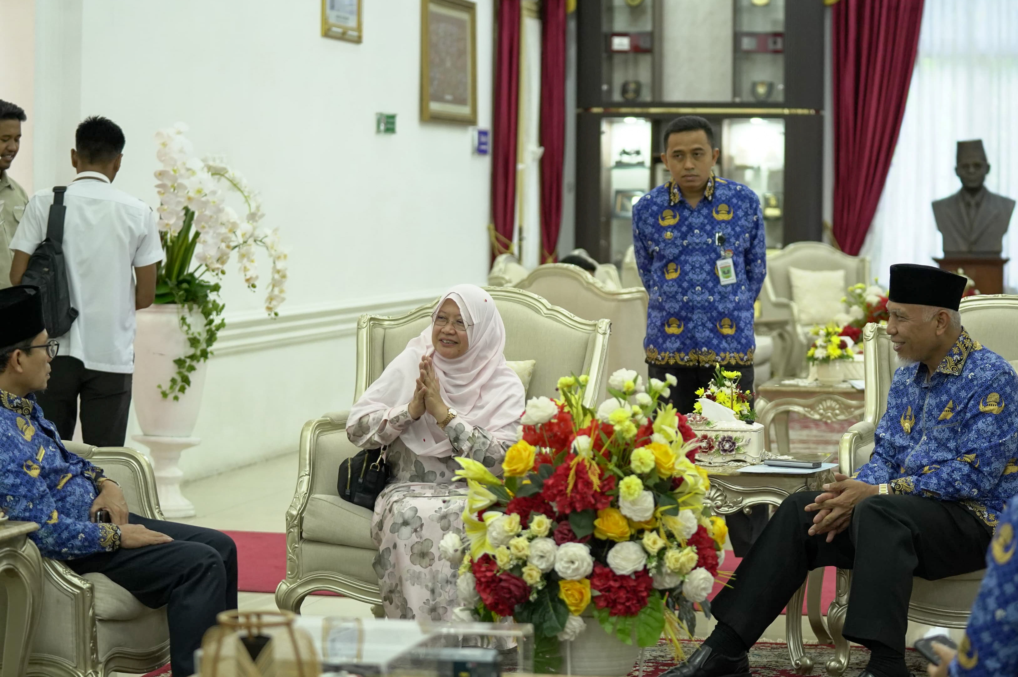Pimpinan Diniyyah Puteri, Fauziah Fauzan El Muhammadi saat menemui Gubernur Sumbar Mahyeldi di Istana Gubernuran Sumbar, Senin (17/11/2025).