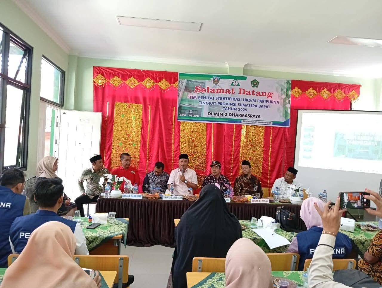PENILAIAN: Plt Asisten I Darisman memberikan sambutan pada kunjungan Tim Penilai UKS/M Paripurna Provinsi Sumatera Barat di MIN 2 Dharmasraya, Koto Ranah, Kecamatan Koto Besar.