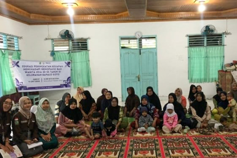 Mahasiswa FKM Unand beri penyuluhan menopause, kesehatan reproduksi, gender, dan lansia kepada warga Kapalo Koto melalui program MBKM Membangun Desa.