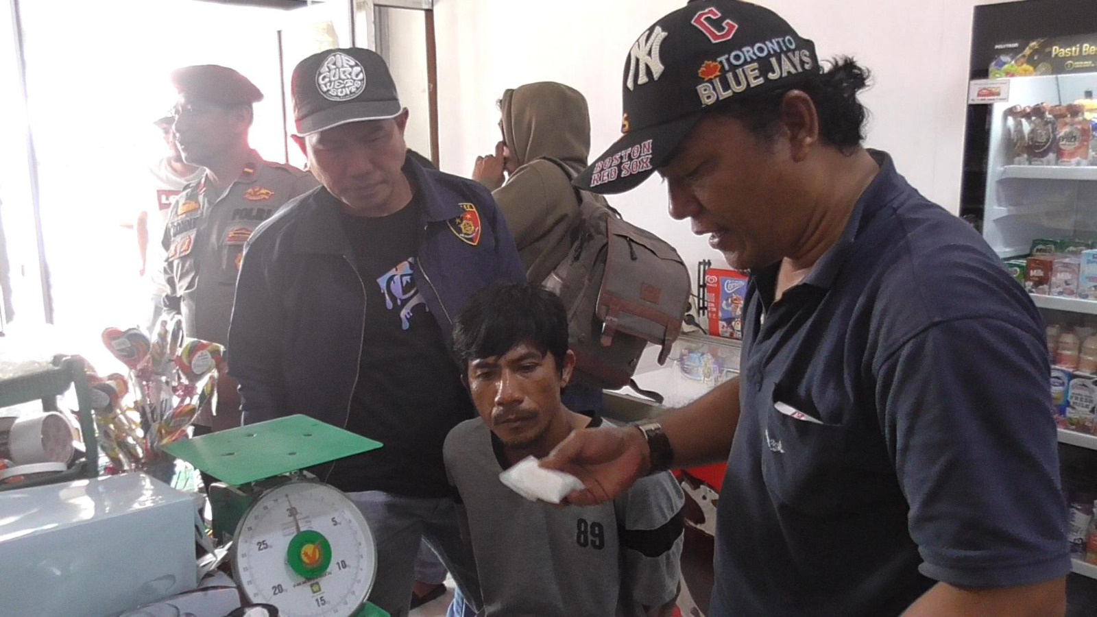 MODUS BARU:Petugas kepolisian menangkap tersangka penyelundup sabu yang disisipkan dalam paket makanan di Kecamatan Biaro, Kabupaten Agam, Sabtu (15/11).