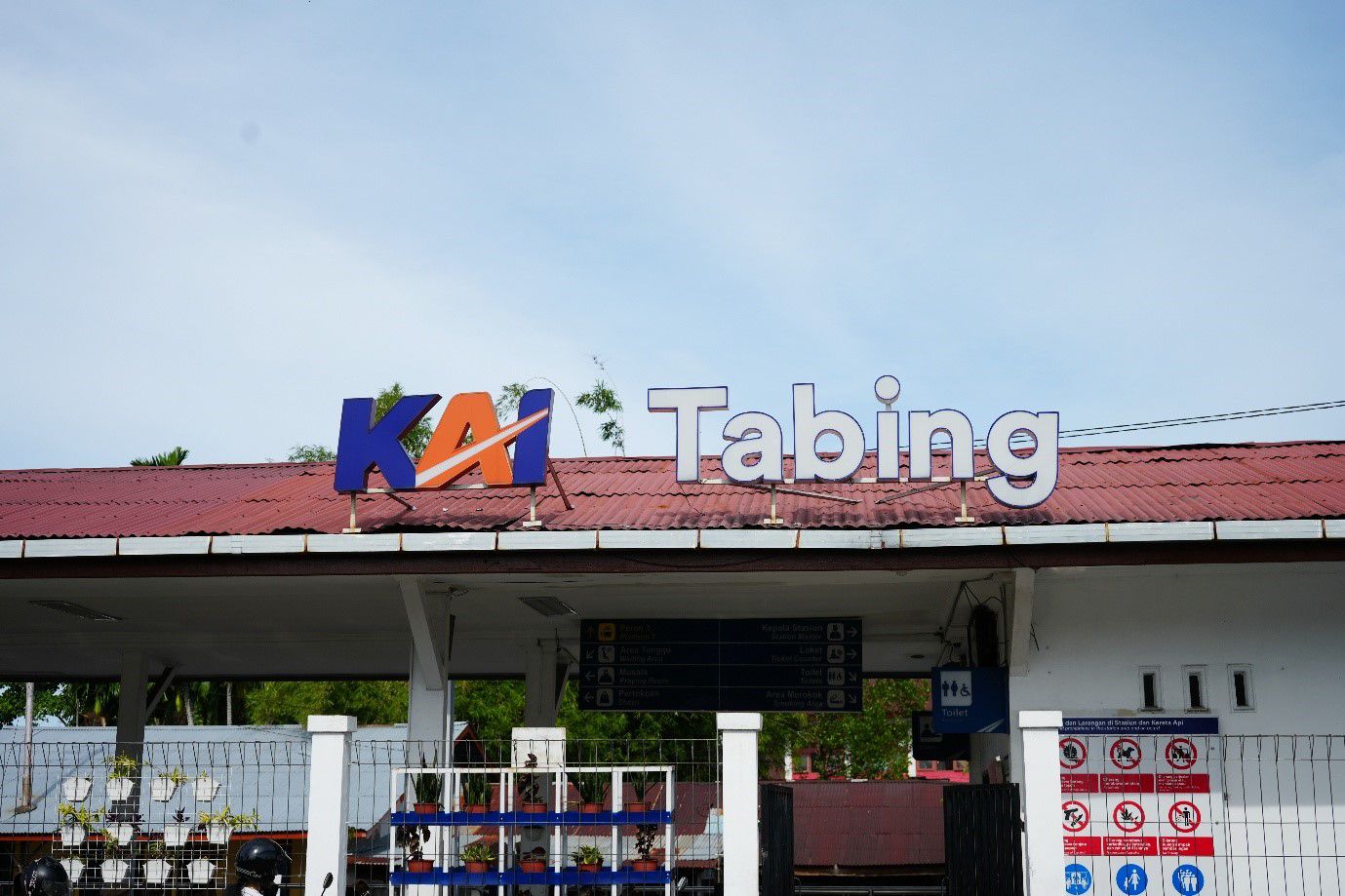 KAI Divre II Sumbar meningkatkan layanan dan fasilitas Stasiun Tabing untuk mendukung mobilitas warga serta menjaga nilai historis perkeretaapian Padang.