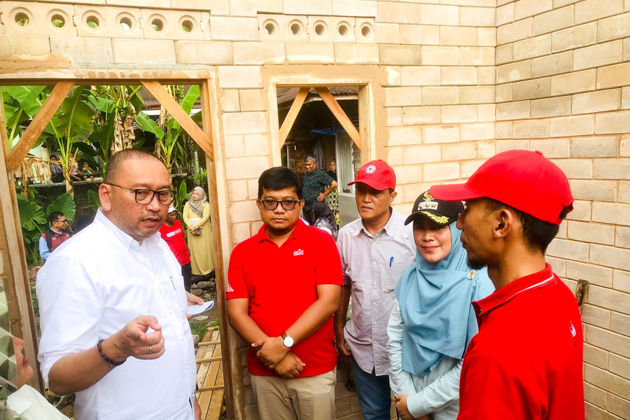 Sekjen Kemensos, Robben Rico, meninjau salah satu unit RST di Kelurahan Limau Manis, Kecamatan Pauh, Sabtu (15/11/2025).
