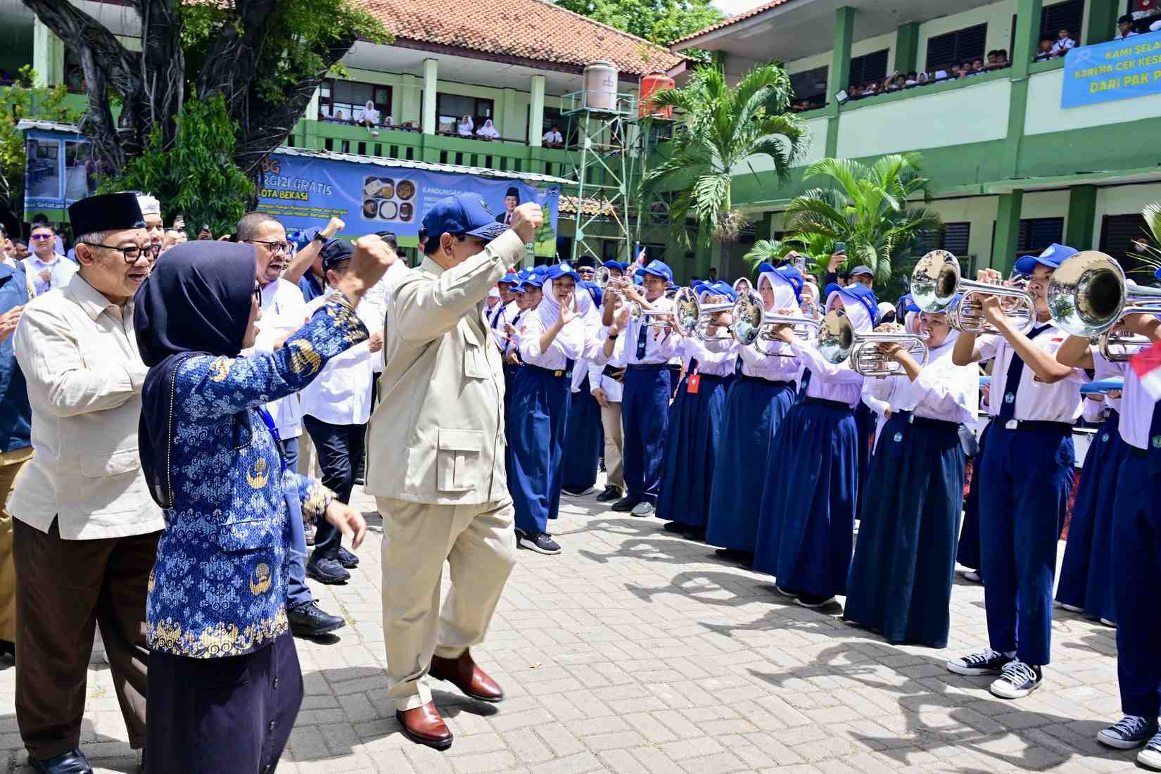 PROGRAM NASIONAL: Presiden Prabowo Subianto menyapa siswa-siswi saat meluncurkan program Digitalisasi Pembelajaran untuk Indonesia Cerdas di SMP Negeri 4 Kota Bekasi, kemarin (17/11).